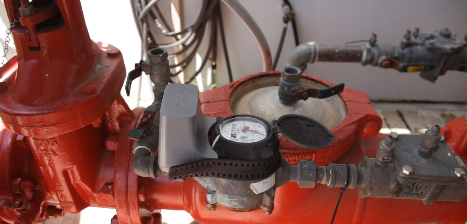 Primer plano de un hidrante con indicadores de presión y válvulas para mantenimiento